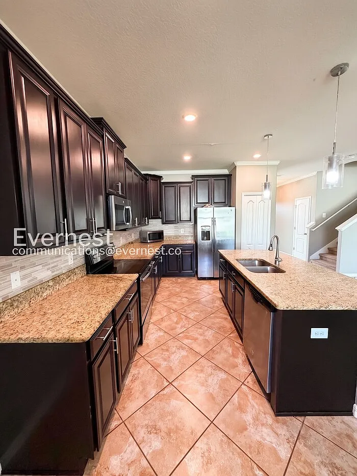 4 bed, 3.0 bath, 2529 sqft, $3,500 — Photo 3