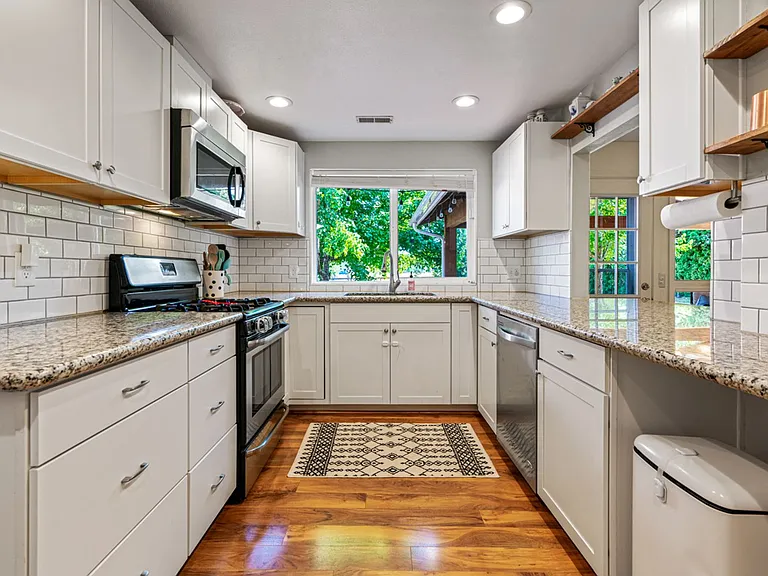 2752 Robinhood Ln NW — Photo 20