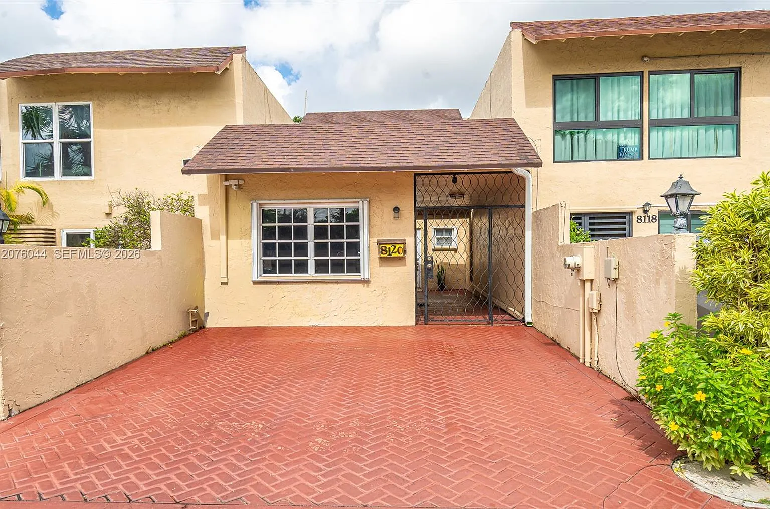 Sunset Park Town Houses — Photo 1