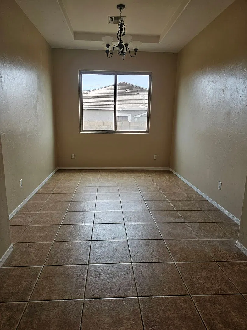 Large 4 bedroom 2 bath with a great view!! — Photo 4