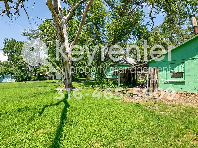 325 N Tracy St — Photo 4