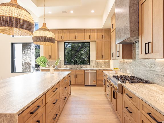 3rd image of 128 Balcones Bend