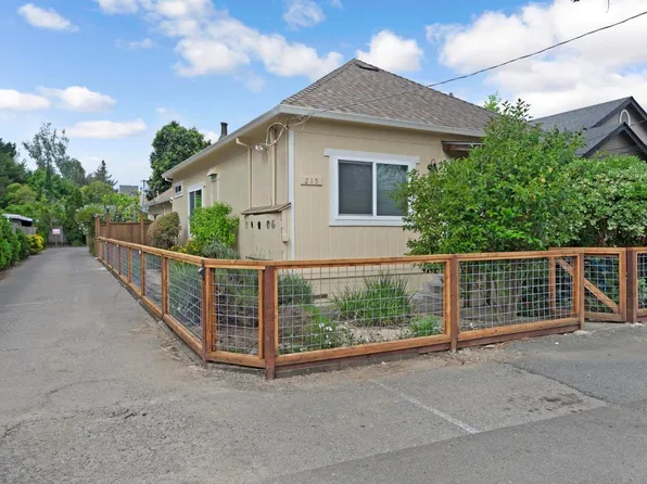 215 Iowa Street, Santa Rosa, CA 95401