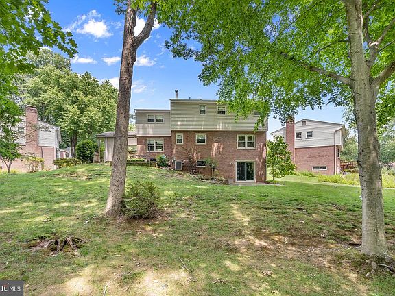 3rd image of 9817 McLearen Ct