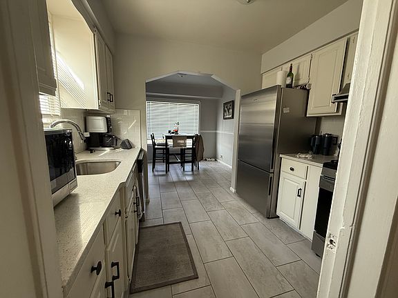 4th image of 128 N Rembrandt Ave