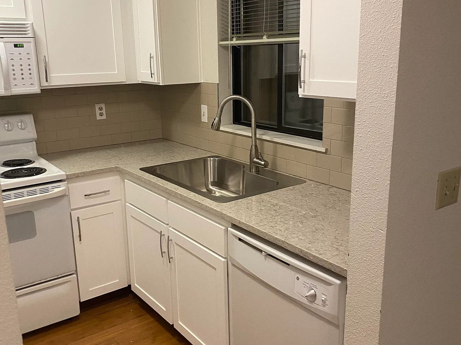 3 bed, 1.5 bath, 1200 sqft, $2,400 — Photo 2