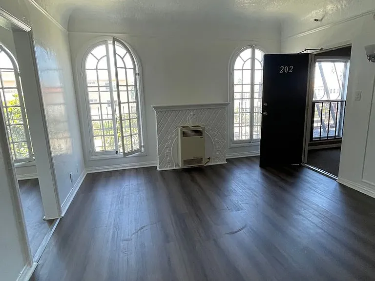 138 S Berendo St — Photo 5