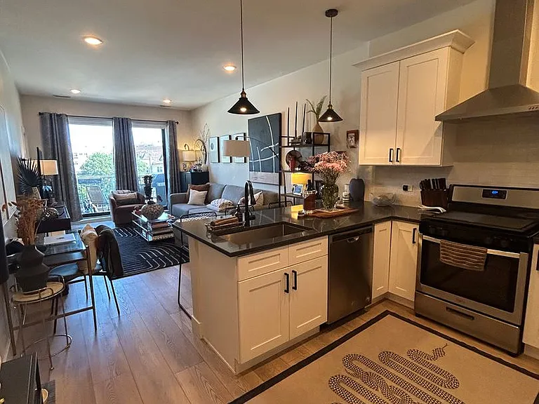 1646 W Belmont Ave #403 — Photo 3