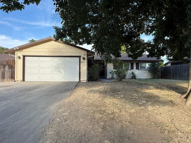 6209 Pinecreek Way — Photo 1