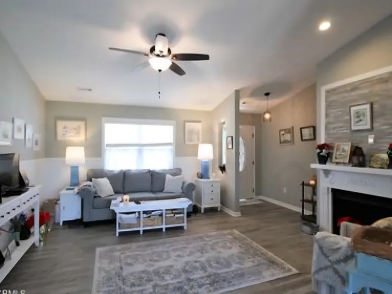 303 Carrie Ct — Photo 2