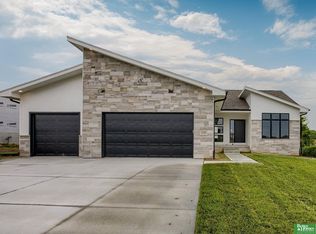 19108 Pinehurst Ave, Omaha, NE 68136