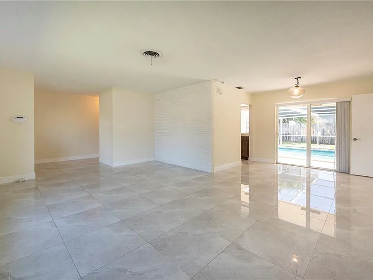 5200 NE 15th Ave — Photo 15
