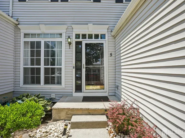 5 Schlottfeld Ln, Parlin, NJ 08859