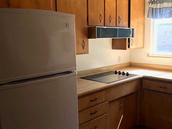 3rd image of 661 Elaine St