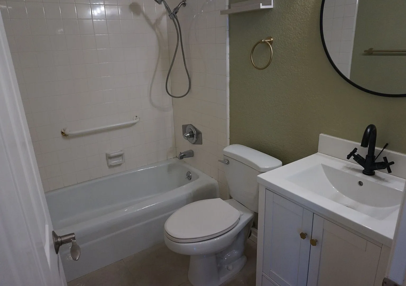 2 Bedroom, 2 Bathroom Condo — Photo 4
