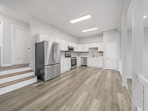 5th image of 1216 Lake View Dr