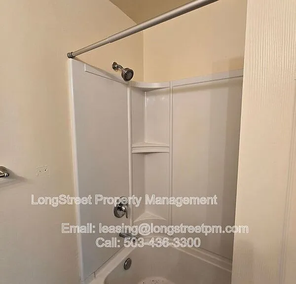 915 SW Adams Ave #11 — Photo 7