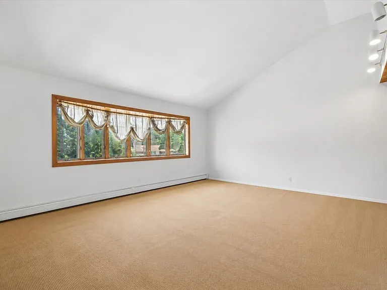13 N Peach St — Photo 2