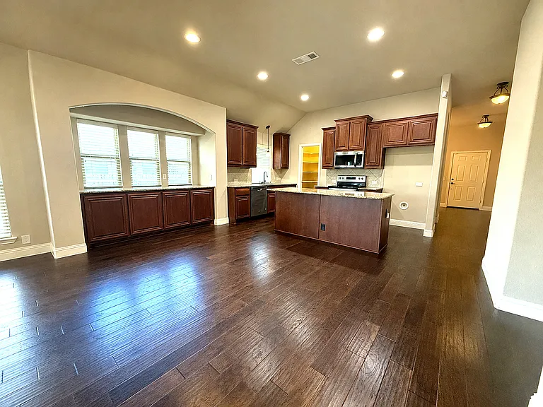 1109 Abbey Ln — Photo 5
