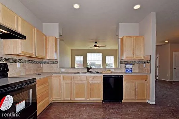 706 Finch Dr — Photo 6