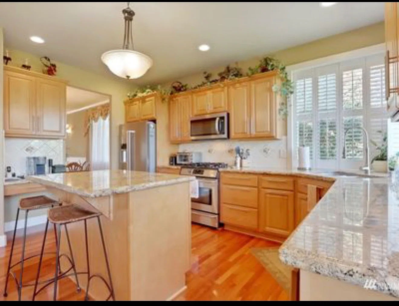5 bed, 3.5 bath, 3000 sqft, $3,950 — Photo 3