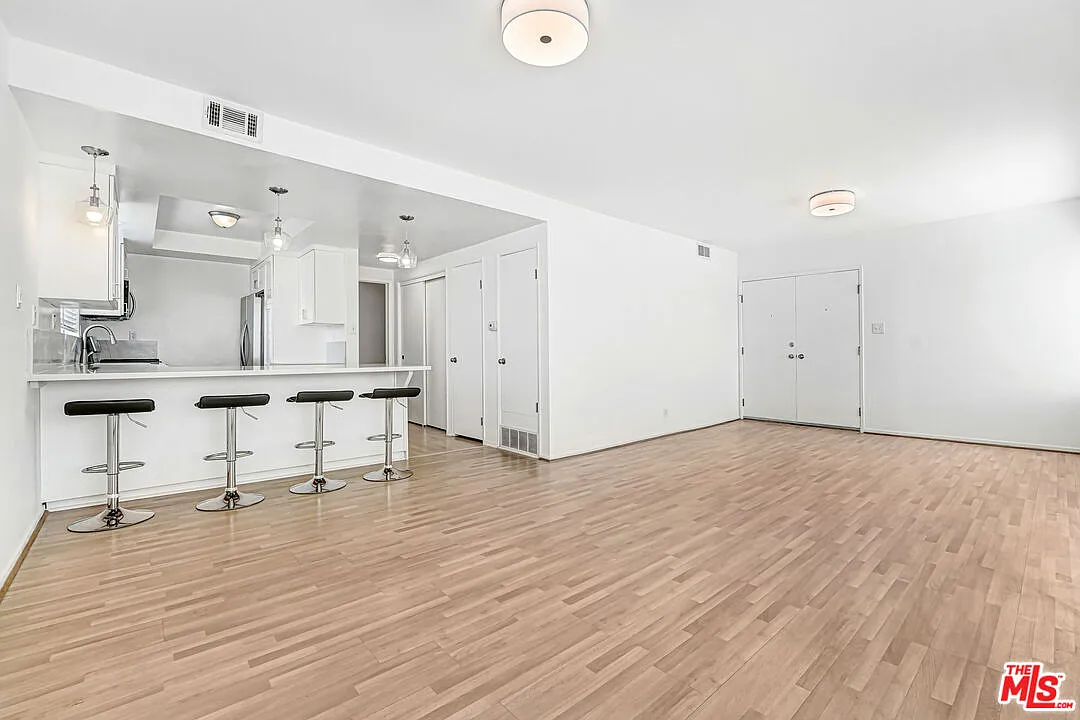 Building Photo - 10393 Almayo Ave #5