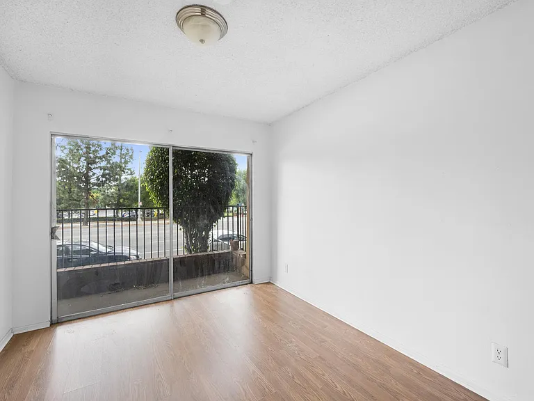 17931 Devonshire St #1 — Photo 12