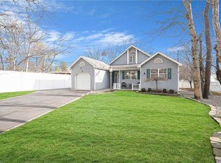 209 San Juan Dr, Hauppauge, NY 11788