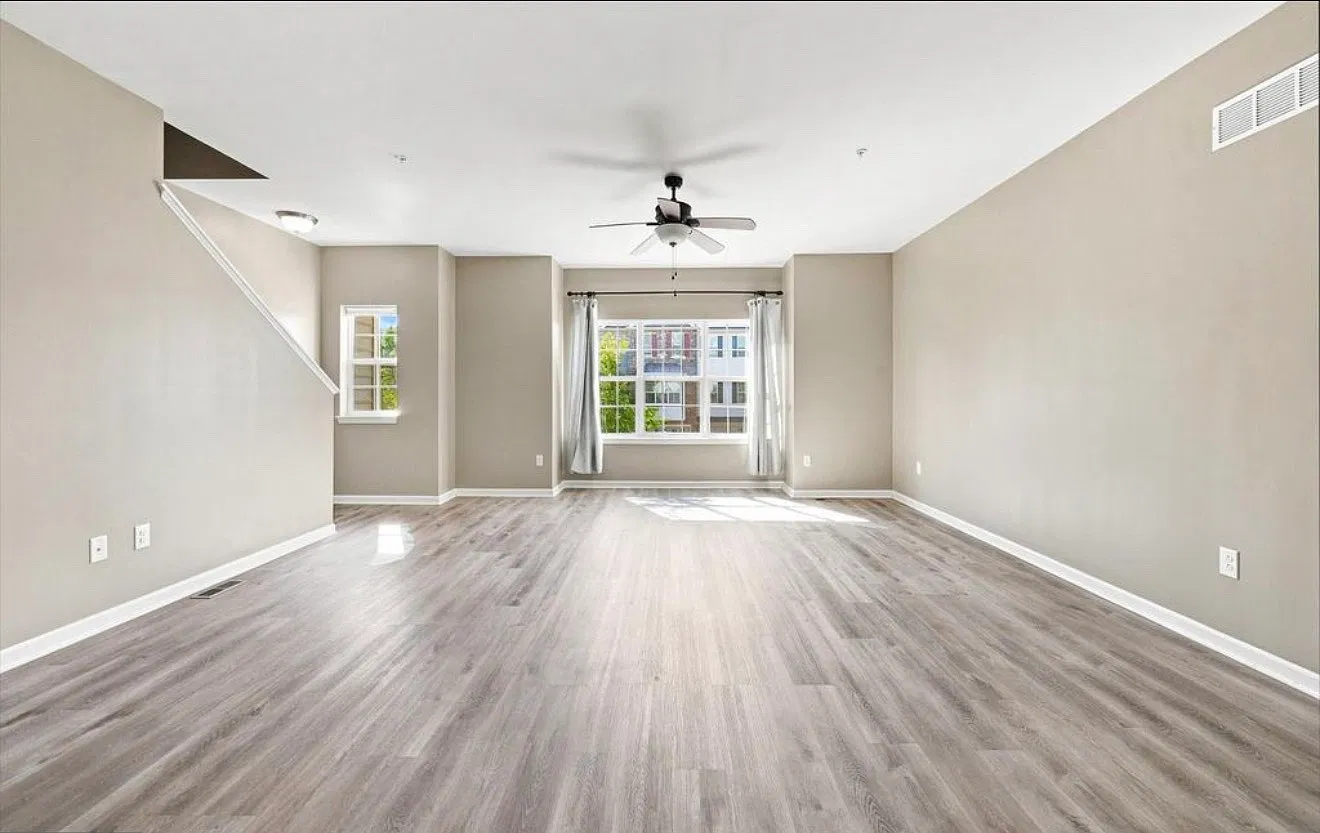 3 bed, 2.5 bath, 2500 sqft, $2,495 — Photo 2