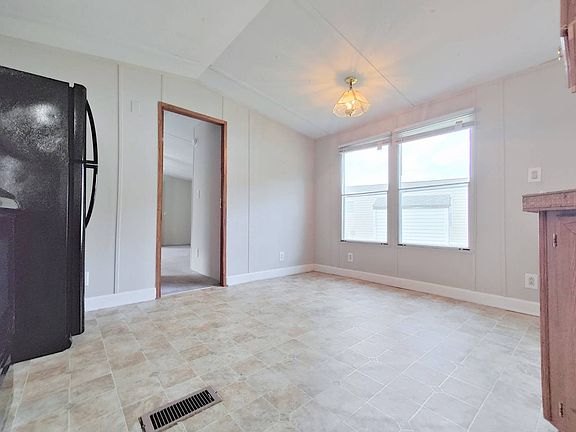 5th image of 304 Sunshine Dr