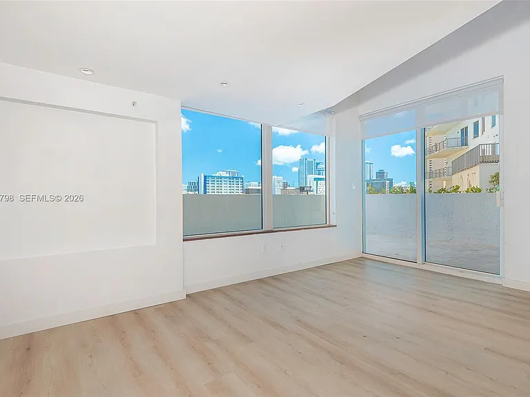 10 SW South River Dr #607 — Photo 3