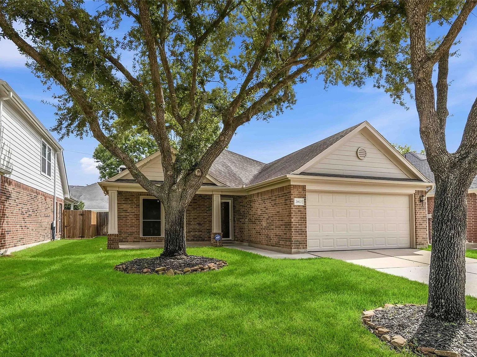 3 bed, 2.0 bath, 1758 sqft, $2,050 — Photo 3