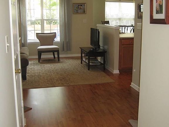 Great laminate flooring on main level