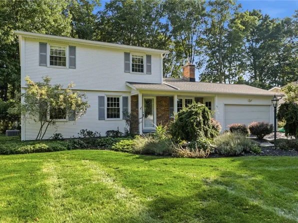29 Fairfield Dr, Fairport, NY 14450