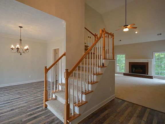 3rd image of 305 Lismore Ter