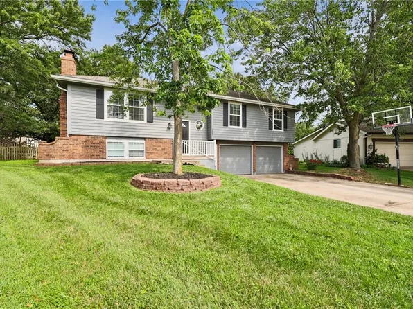 3857 SW Harbor Ct, Lees Summit, MO 64082