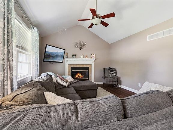 2nd image of 1521 N Manor Cir