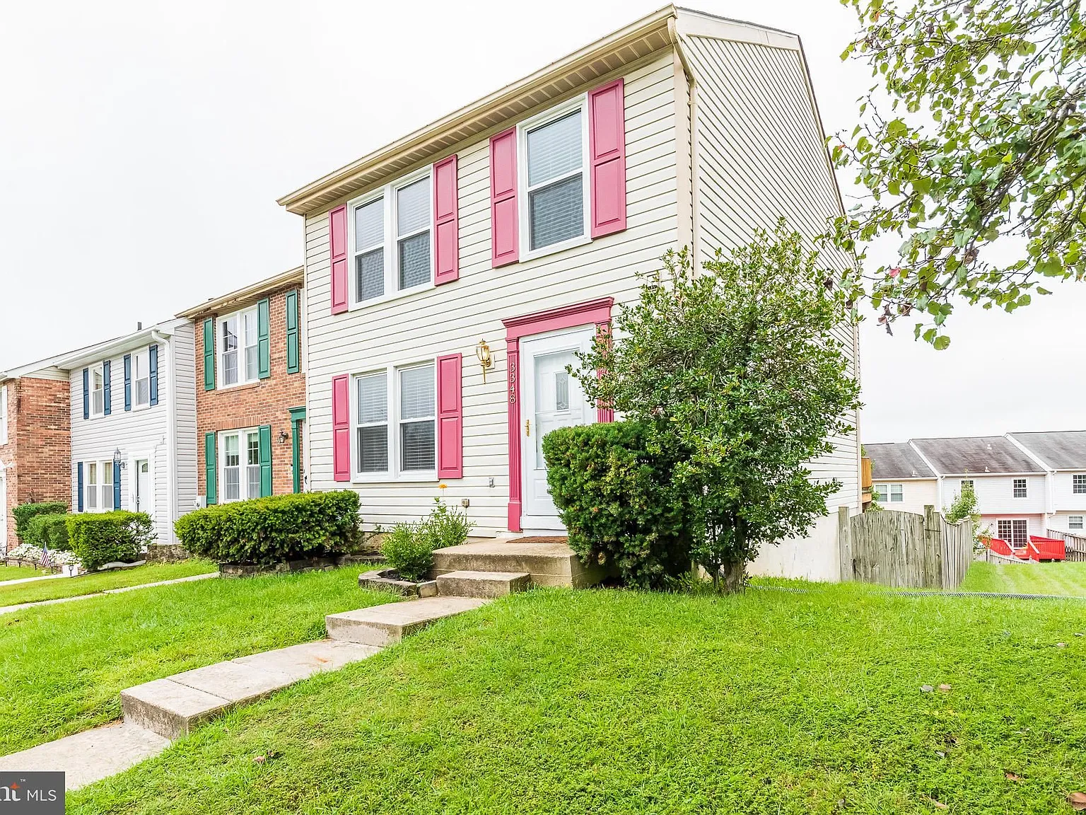 3 bed, 3.0 bath, 1440 sqft, $2,100 — Photo 2