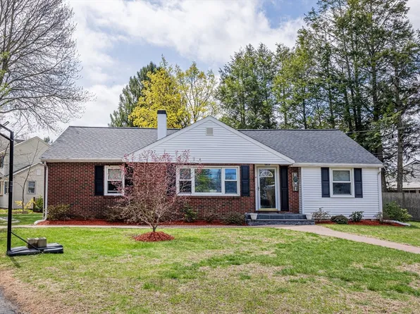 4 Westview Dr, Norwood, MA 02062