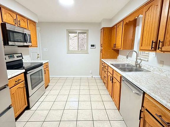 5th image of 227 Anthon Dr