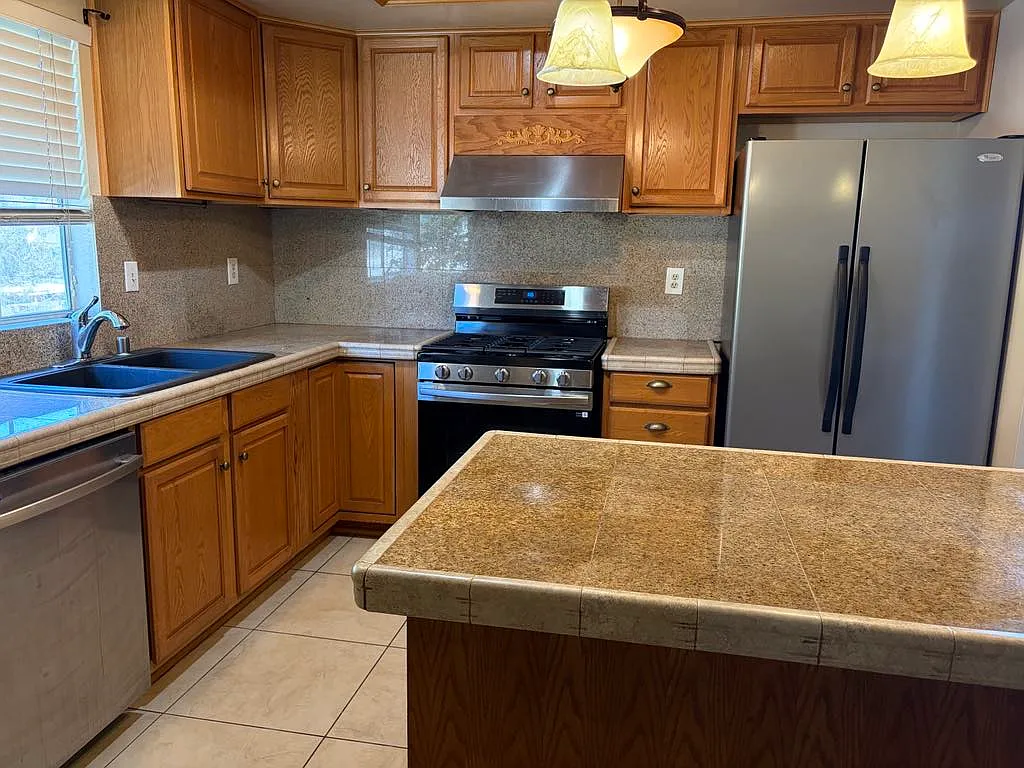 4 bed, 2.5 bath, 2000 sqft, $4,100 — Photo 4