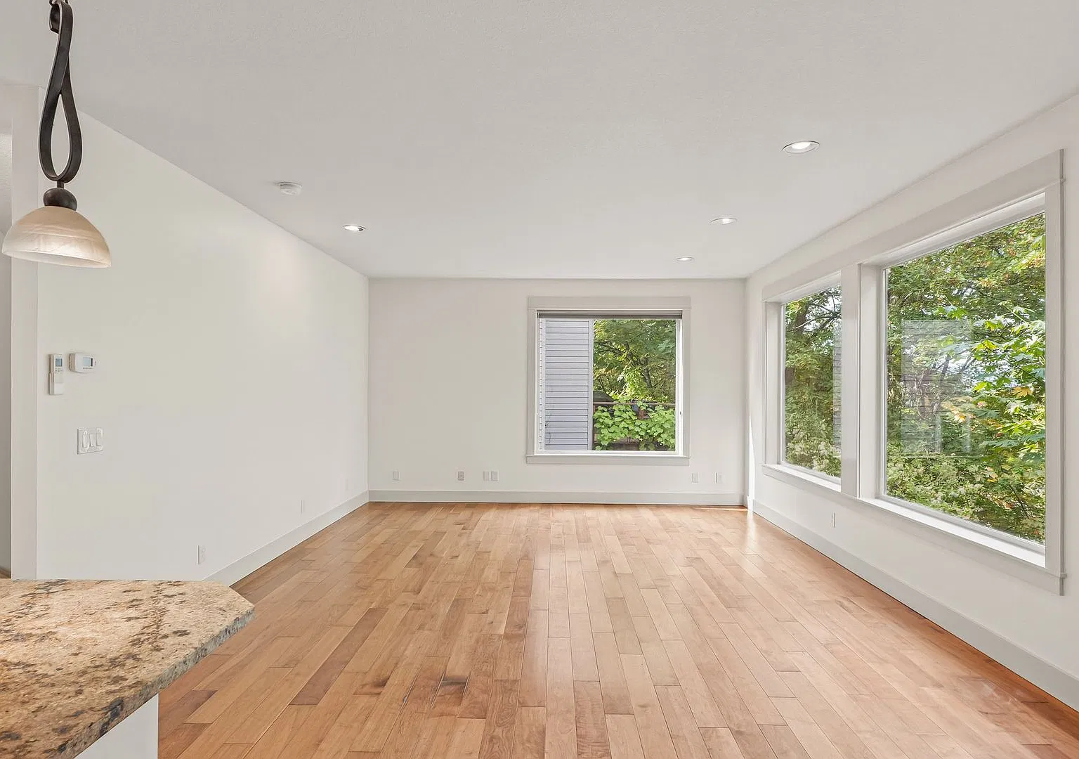 Beautiful 3-Bedroom Home with A/C, Garage & Modern Finishes! — Photo 4