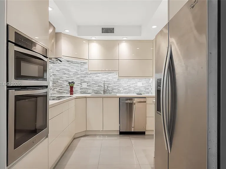 300 Bayview Dr #307 — Photo 6