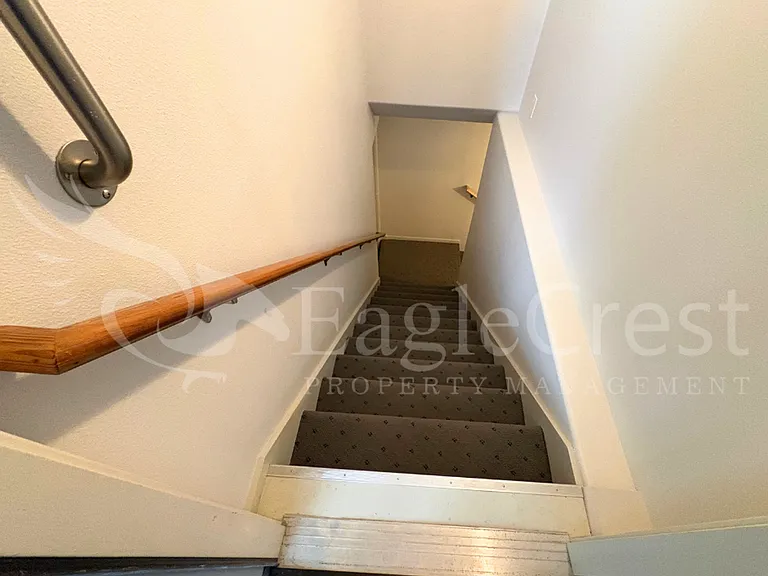 1211 Yellowhawk Way #B — Photo 8