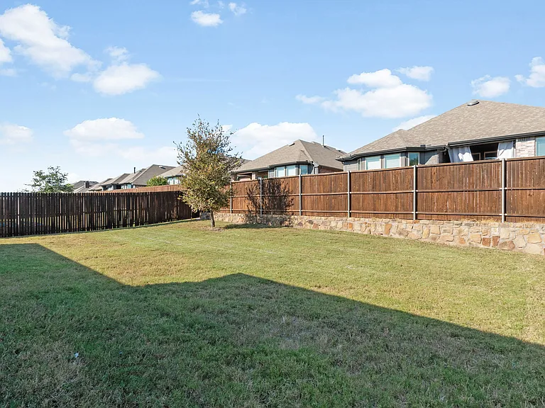 1413 Lake Grove Dr — Photo 32