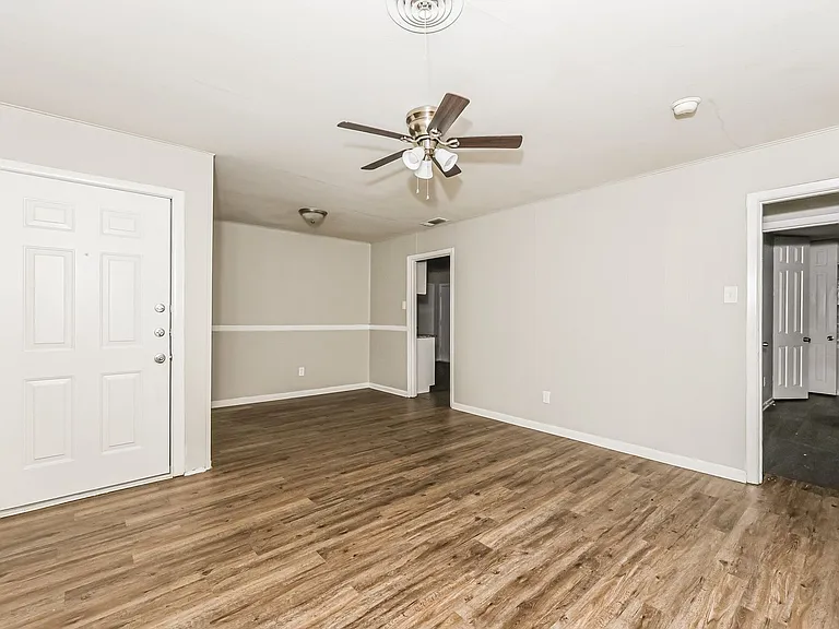 2207 Dennis St — Photo 3