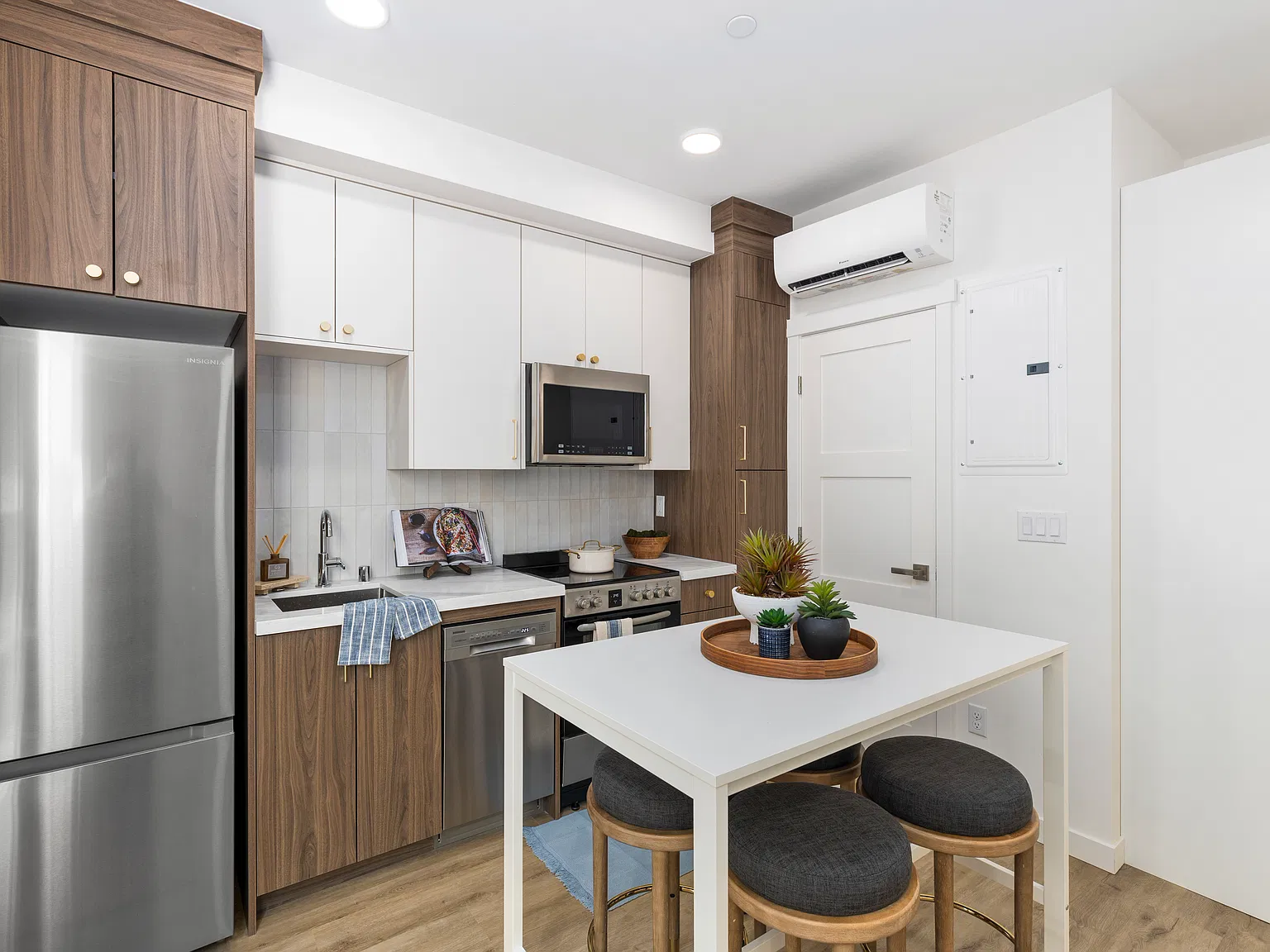 Studio, 350 sqft, $1,850 — Photo 2