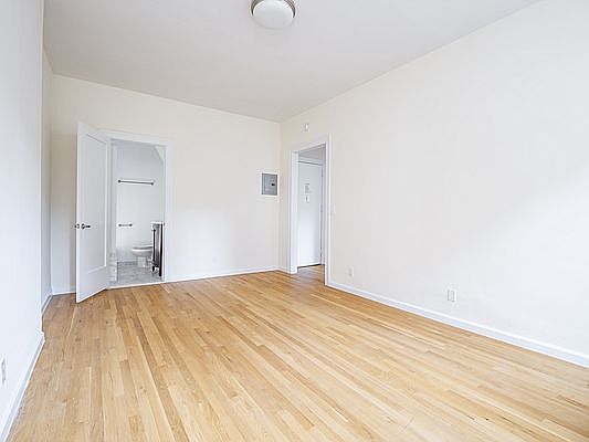 4th image of 156 W 72nd St #5R