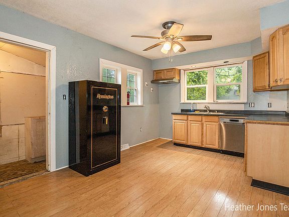 5th image of 709 E Van Deinse St