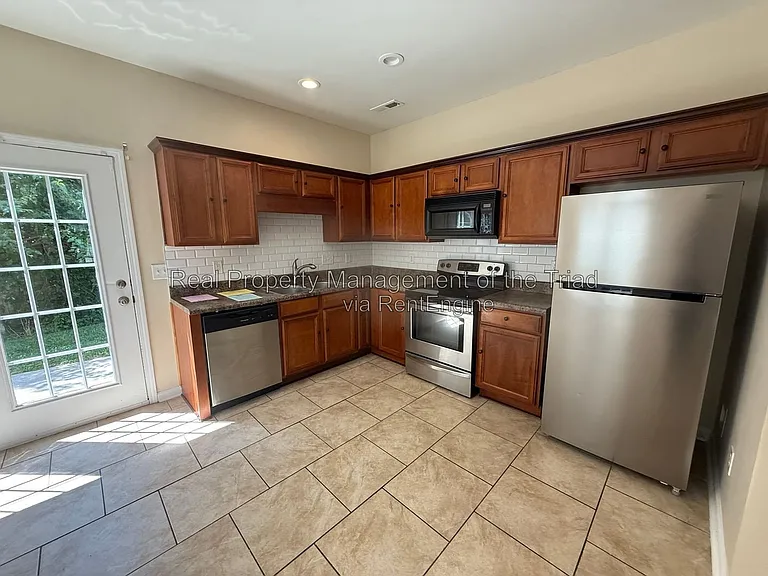 1258 Burton Ave — Photo 3